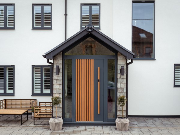 https://fensa.ams3.digitaloceanspaces.com/media/1878/AluminiumEntranceDoorS5002-card.jpg